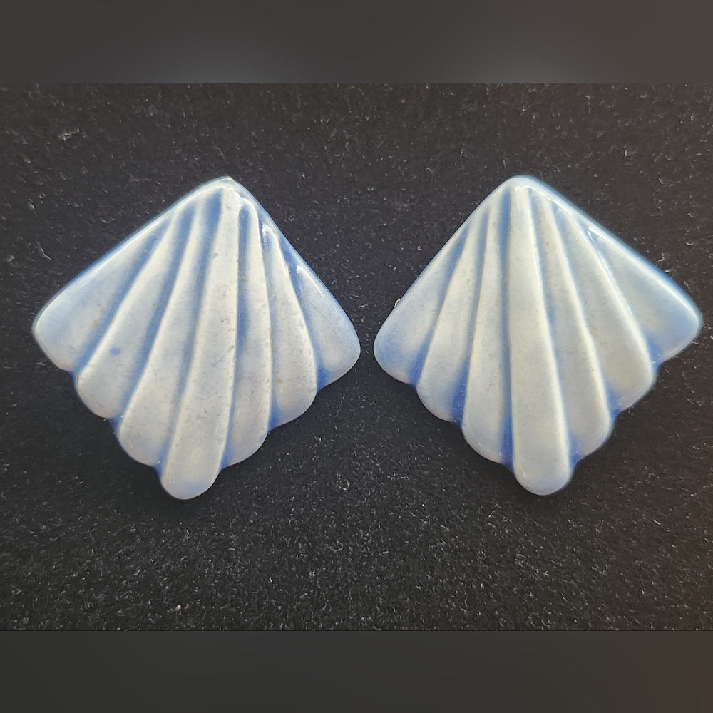 Shell-shaped Earrings - Picture 4 of 6